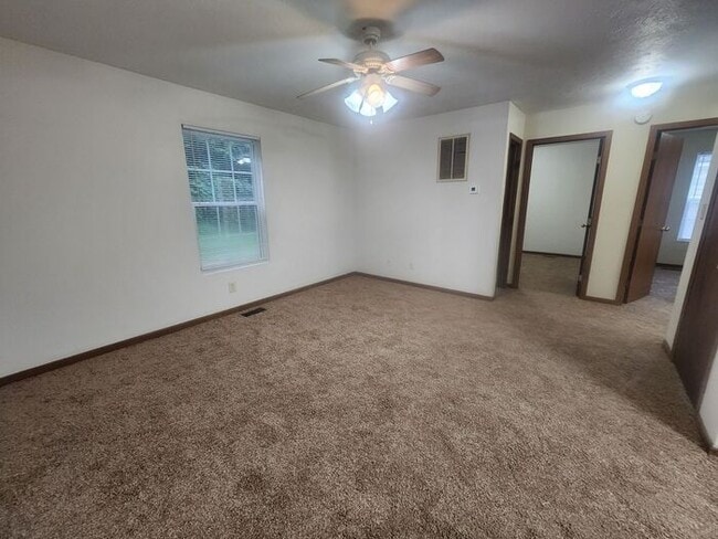 Building Photo - 2 Bedroom Lower Apartment