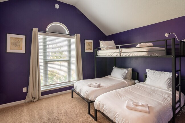 Building Photo - 4830 Fairmont Dr