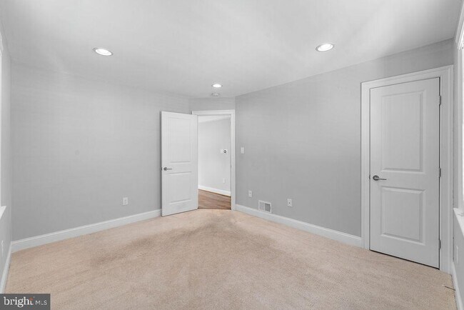 Building Photo - 5803 Ravenswood Rd
