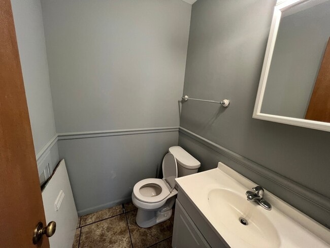 Building Photo - 725 Clearwood Ct
