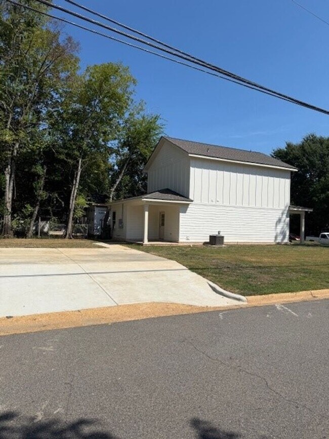 Building Photo - Beautiful 3 Bed 3.5 Bath House Available F...