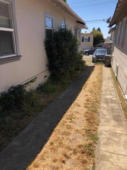 Building Photo - 4056 Santa Rita St