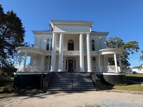 Building Photo - Apartment located inside beautiful historcal home in Lynchburg!