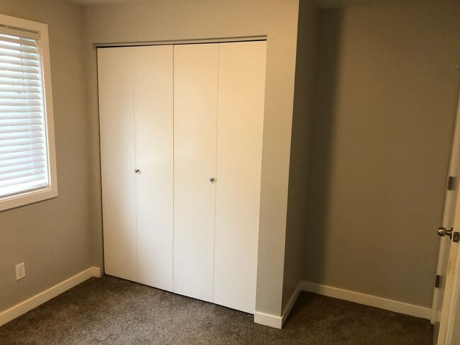 Building Photo - Completely updated 3 bedroom 1 bath duplex!