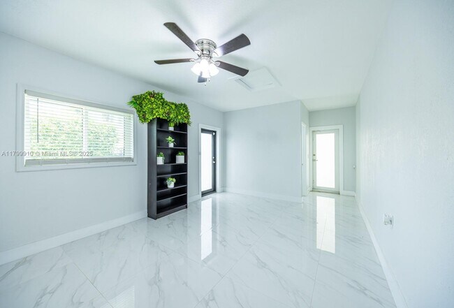 Building Photo - 7345 N Oakmont Dr