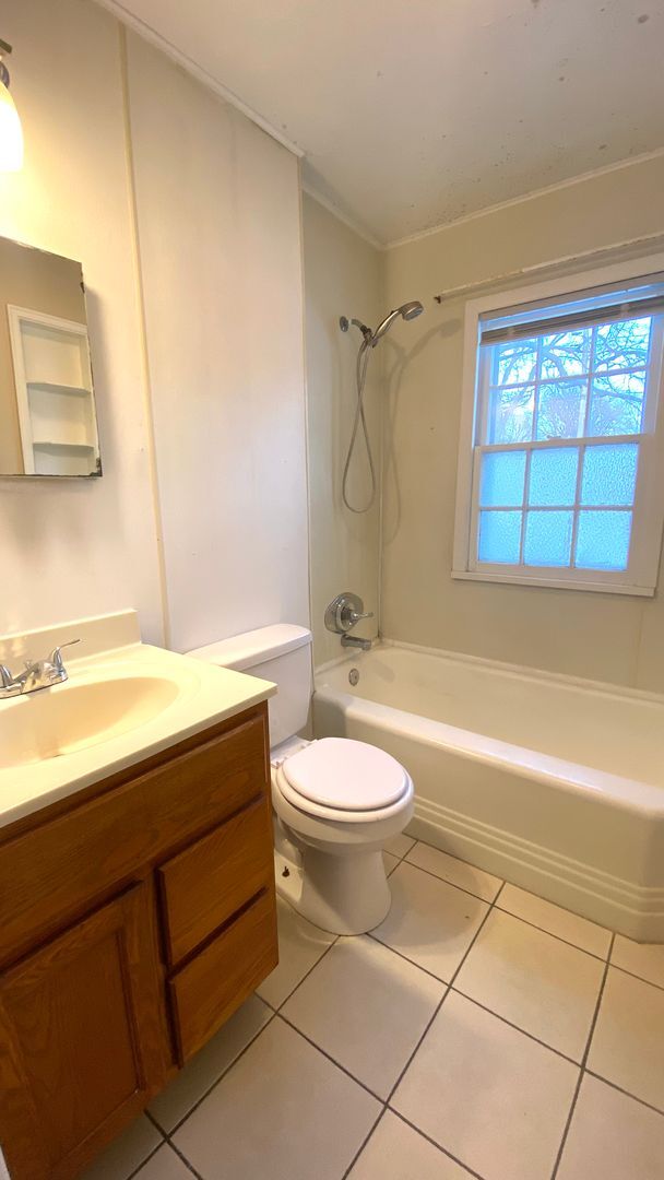 Building Photo - 2 Bedroom, 1 Bath Home w/Garage Available ...