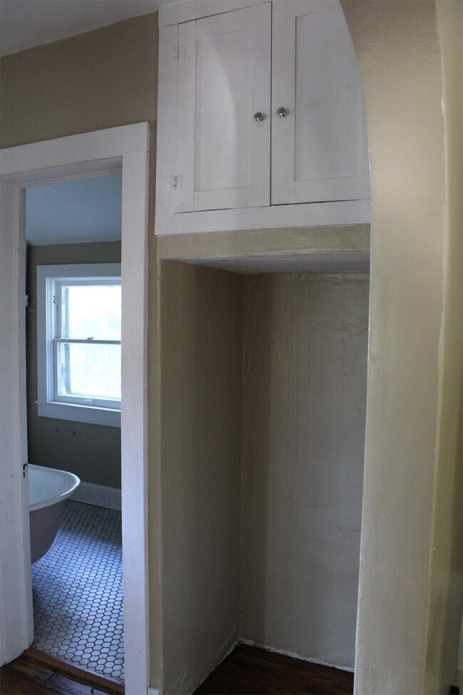 Building Photo - 526 E 11th St