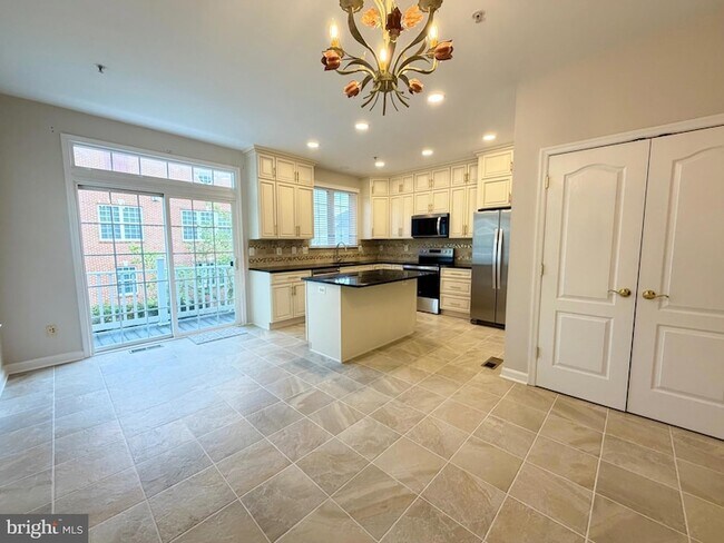 Building Photo - 300 Garden View Square