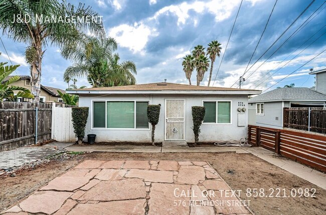 Building Photo - Renovated Duplex w/ Parking and Fenced Yard