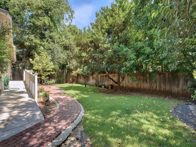 Building Photo - 2204 Tower Dr