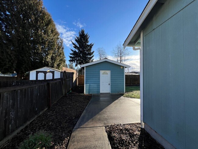 Building Photo - Price Drop to 3250!-Exceptional 2200 sq ft Three Bedroom 2 Bath Rambler in Fed Way - with A/C
