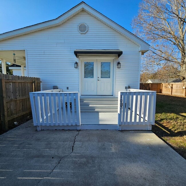 Building Photo - 1007 LA-20