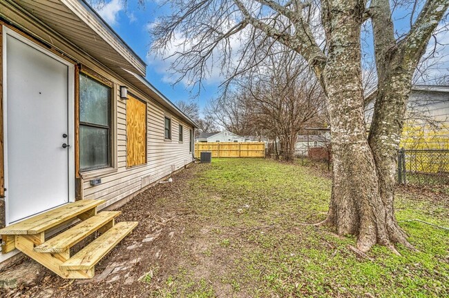 Building Photo - Newly remodeled 3 bedroom and 2 bath house