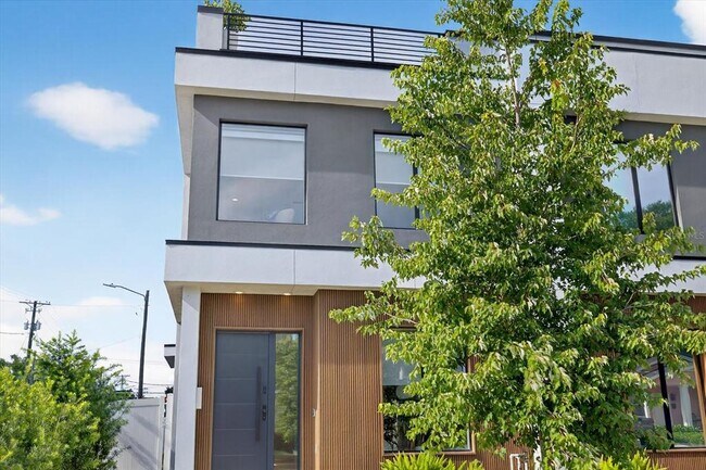 Building Photo - 423 W Amelia Ave