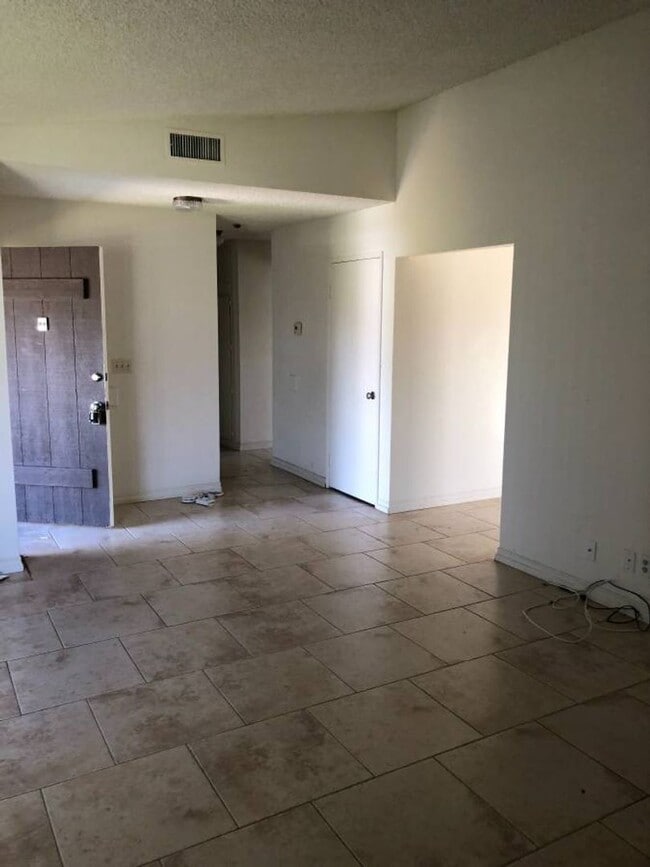 Building Photo - Moorpark 3 Bedroom 2 Full Bathroom close to Moorpark College