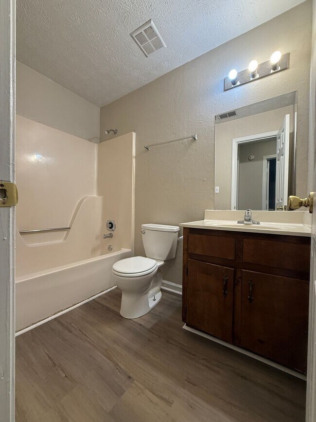 Building Photo - 204/206 Michele Dr