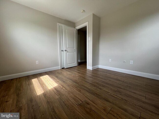 Building Photo - 550 N Line St