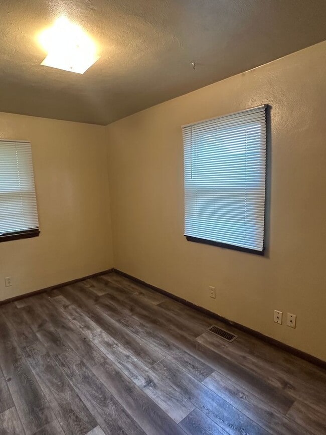 Building Photo - 1405 Holly Hill Dr