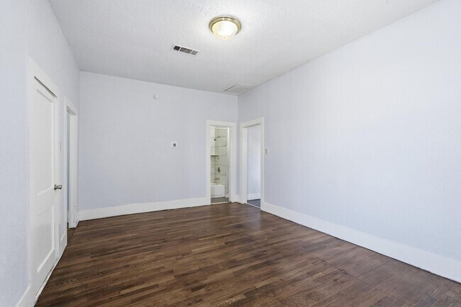 Building Photo - 516 Mill St