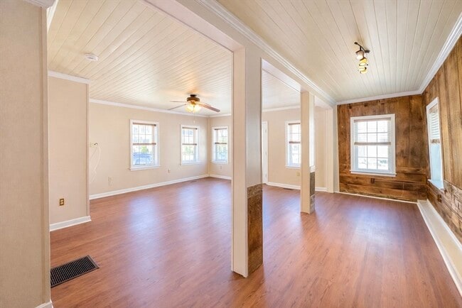 Building Photo - 100 Water St