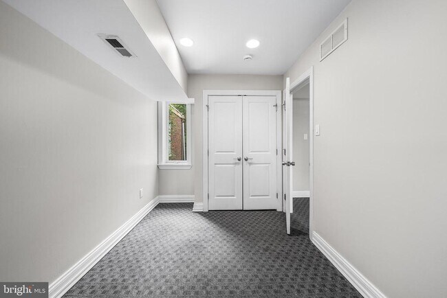 Building Photo - 619 S 42nd St