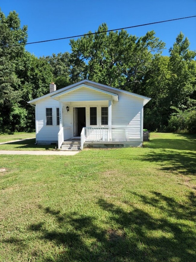 Building Photo - Country Living