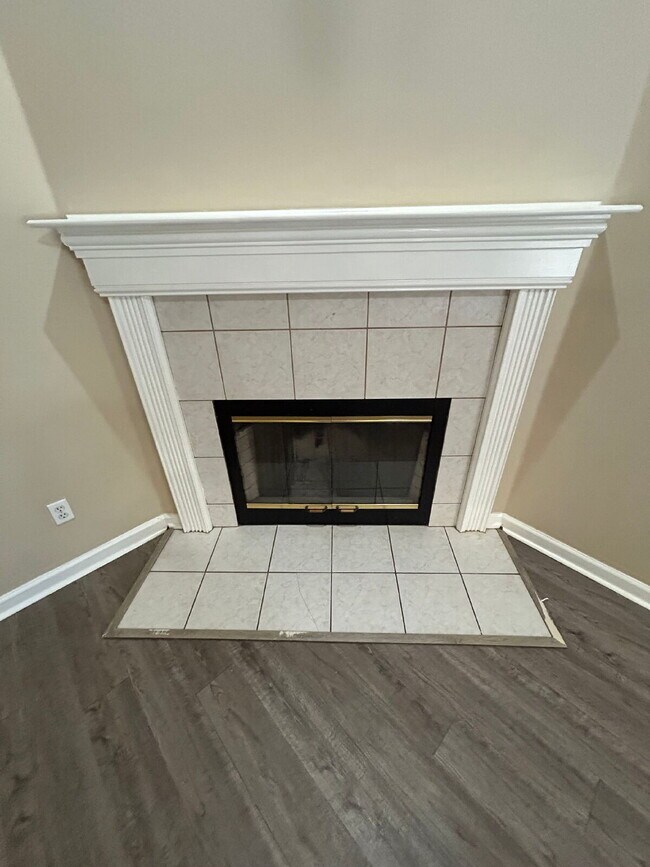 Building Photo - 2 bed/2 bath with new paint and flooring! Pets are welcome! New Back Porch!