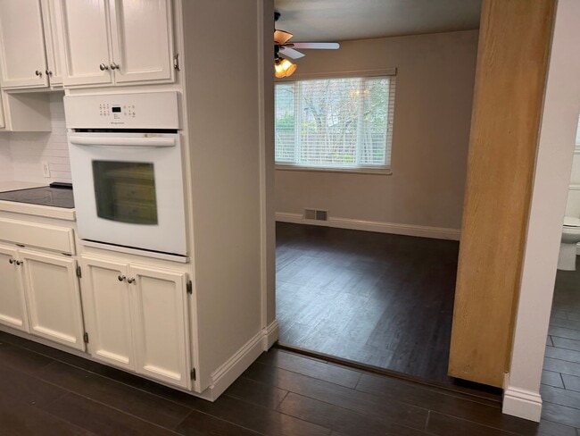 Building Photo - Adorable 3 bedroom 1.5 bath home garden setting