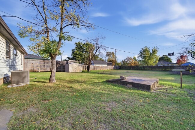 Building Photo - 702 E Karma Ave