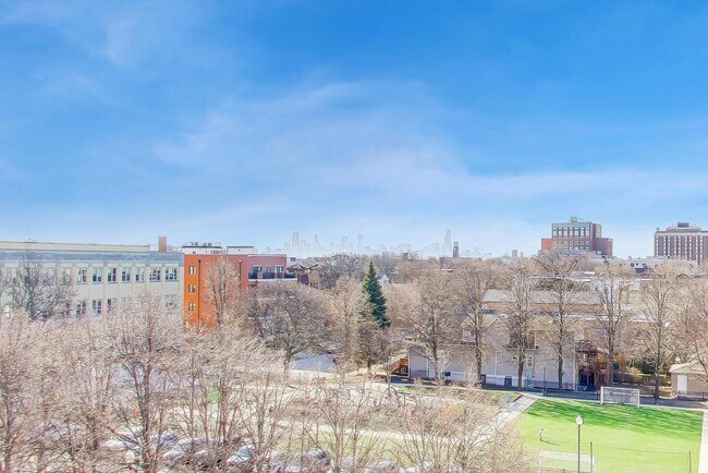 Building Photo - 1950 W Lawrence Ave