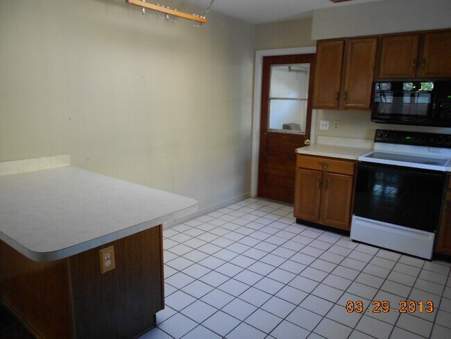 Building Photo - Charming 3/2 Home with Fireplace and 2-Car...