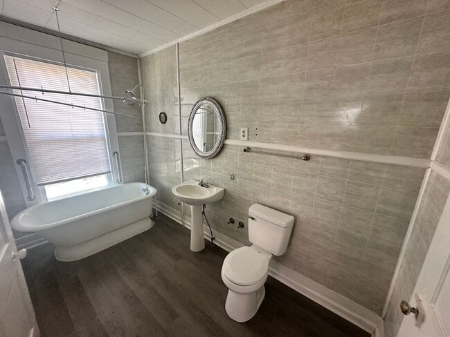 Building Photo - 114 W Main St