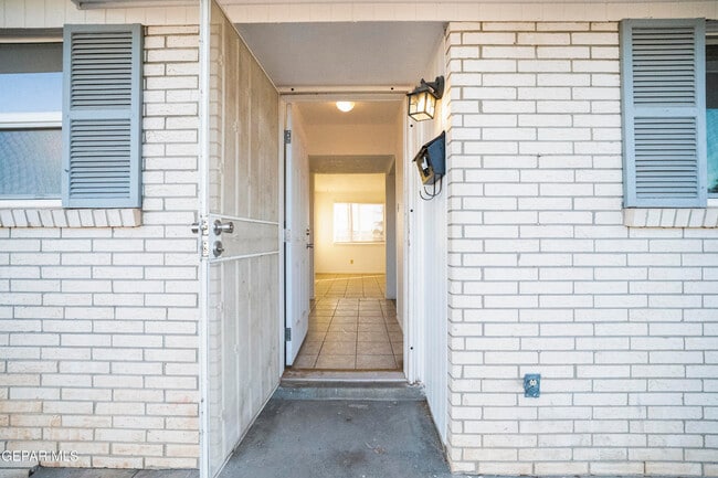 Building Photo - 5520 Edinburg Dr