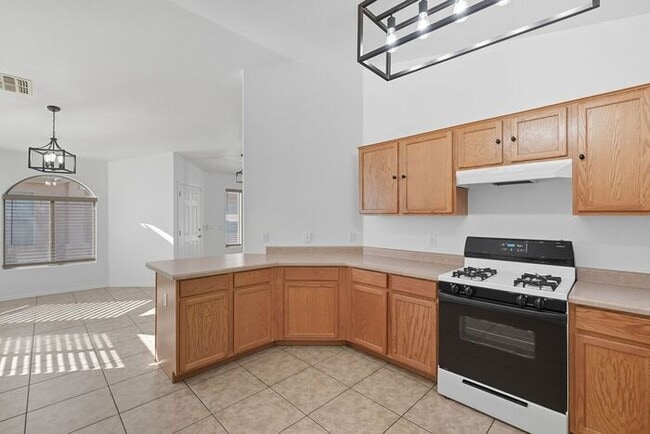Building Photo - Bright & Inviting Tucson Home Near Davis-M...