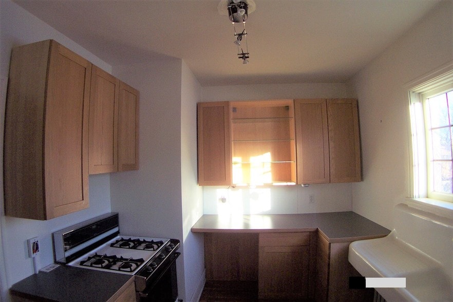 Kitchen Empty - 330 S Aiken Ave