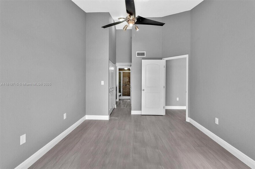 Building Photo - 2811 N Oakland Forest Dr