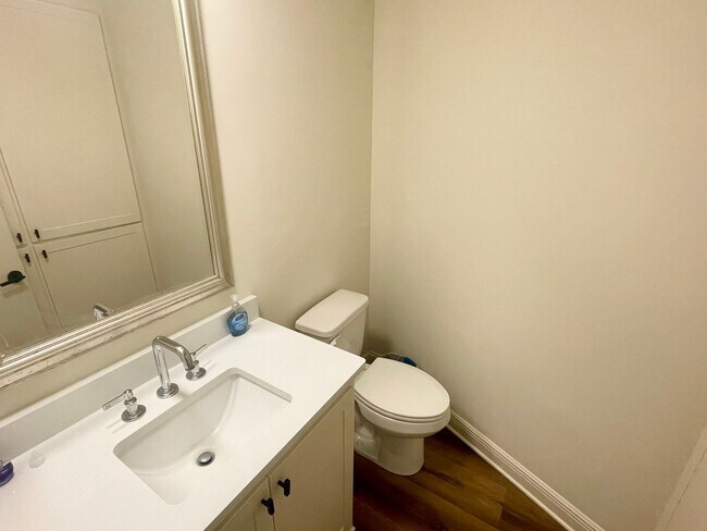 Building Photo - Beautiful 3 bed, 2.5 bath home for rent in the heart of Madison!