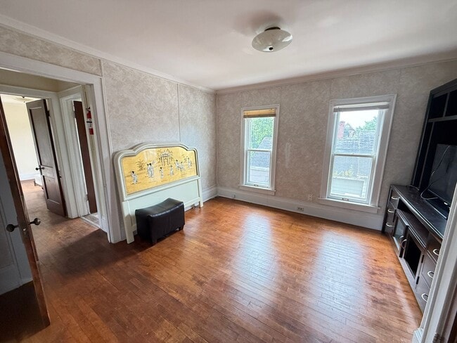 Building Photo - Well-Maintained 2-Bed Near Transit and Dow...