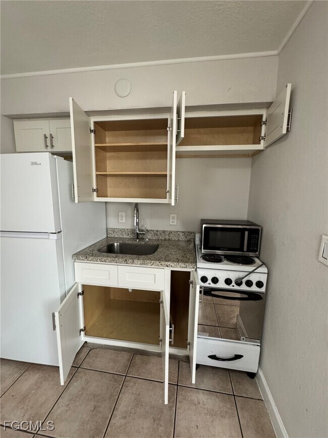 Building Photo - 2452 Stella St