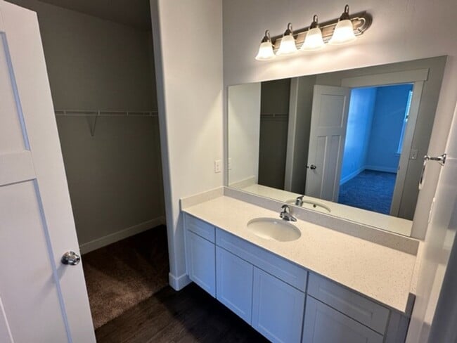 Building Photo - Gorgeous Condo!