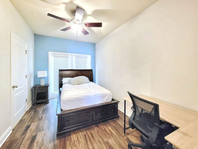 Building Photo - Chase Hollow #44