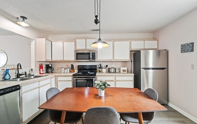 Building Photo - 2BR/2.5 Bath Townhome Minutes to Camp Lejuene