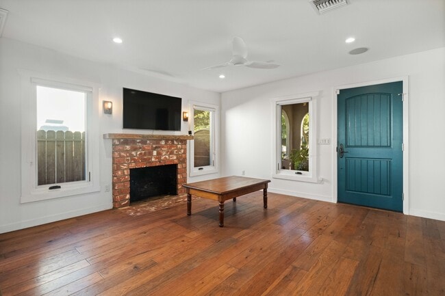 Building Photo - 2813 Military Ave