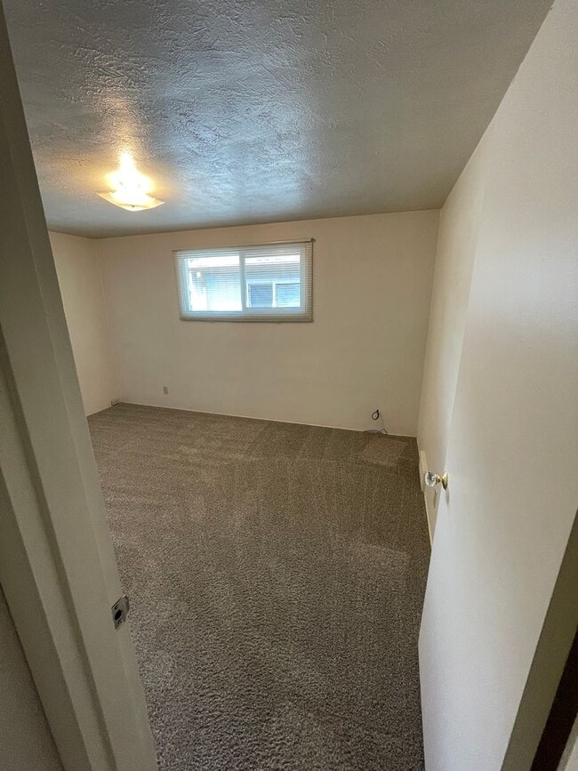 Building Photo - Fantastic SE Salem location!