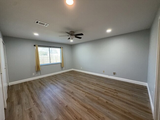 Building Photo - 8917 Vernon Dr