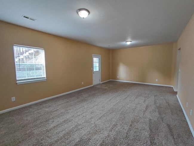 Building Photo - Home close to Post