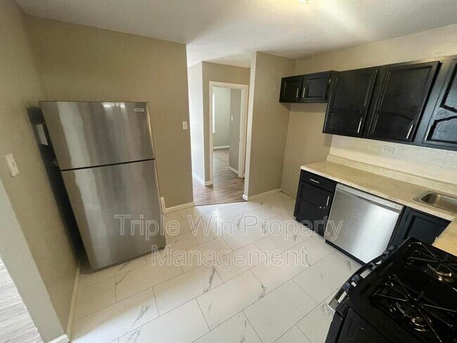 Building Photo - 5 Westdell Dr