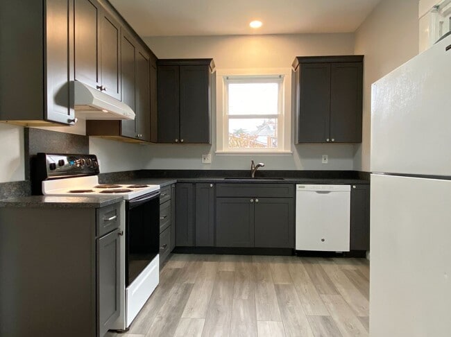 Building Photo - Cute Remodeled 2/1