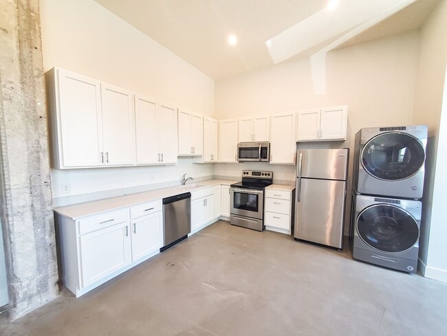 Building Photo - Dahlman Flats - Little Italy One Bedroom