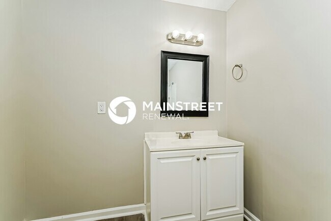 Building Photo - 3 Bedroom Pet-Friendly Home in Louisville, KY with Main Street Renewal